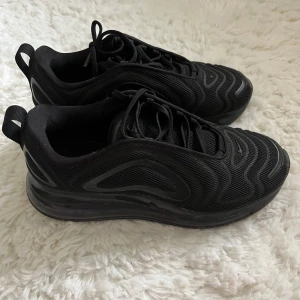  Nike Air Max 720 - Storlek 36,5 Använda ett fåtal gånger, i mycket gott skick  Pris 550 kr Pris kan diskuteras 