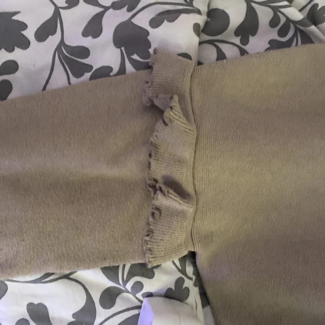 Beige stickad tröja med volang från SAMSA Young - 3