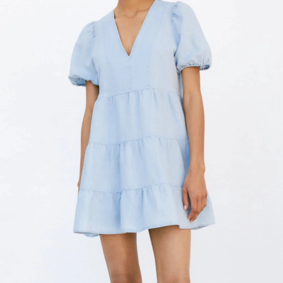 Ljusblå kortklänning med v-ringning från Zara - 2