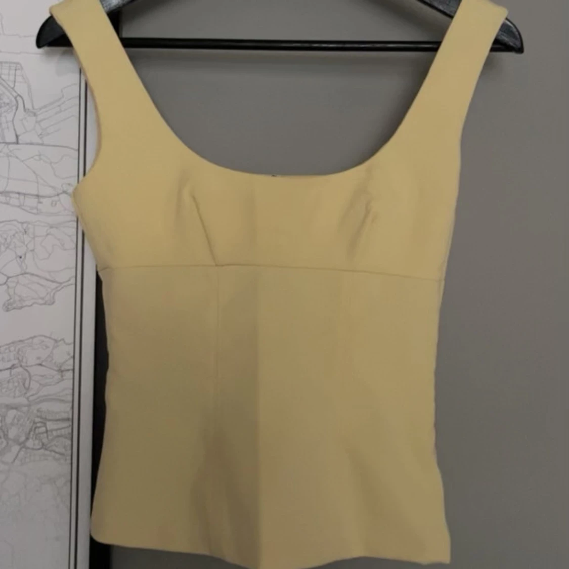 Ljusgul linnetopp med breda axelband