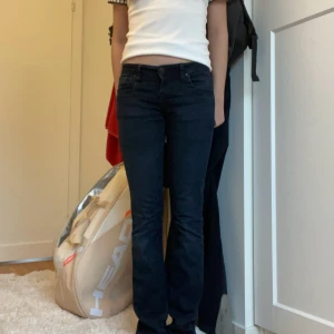 Nattblåa jeans från LTB - Snygga nattblåa jeans från LTB i modellen Valerie. Storlek 24/32. Pyttelite slitningar nertill (se bild) men inget man lägger märke till, annars otroligt bra skick. 🩷