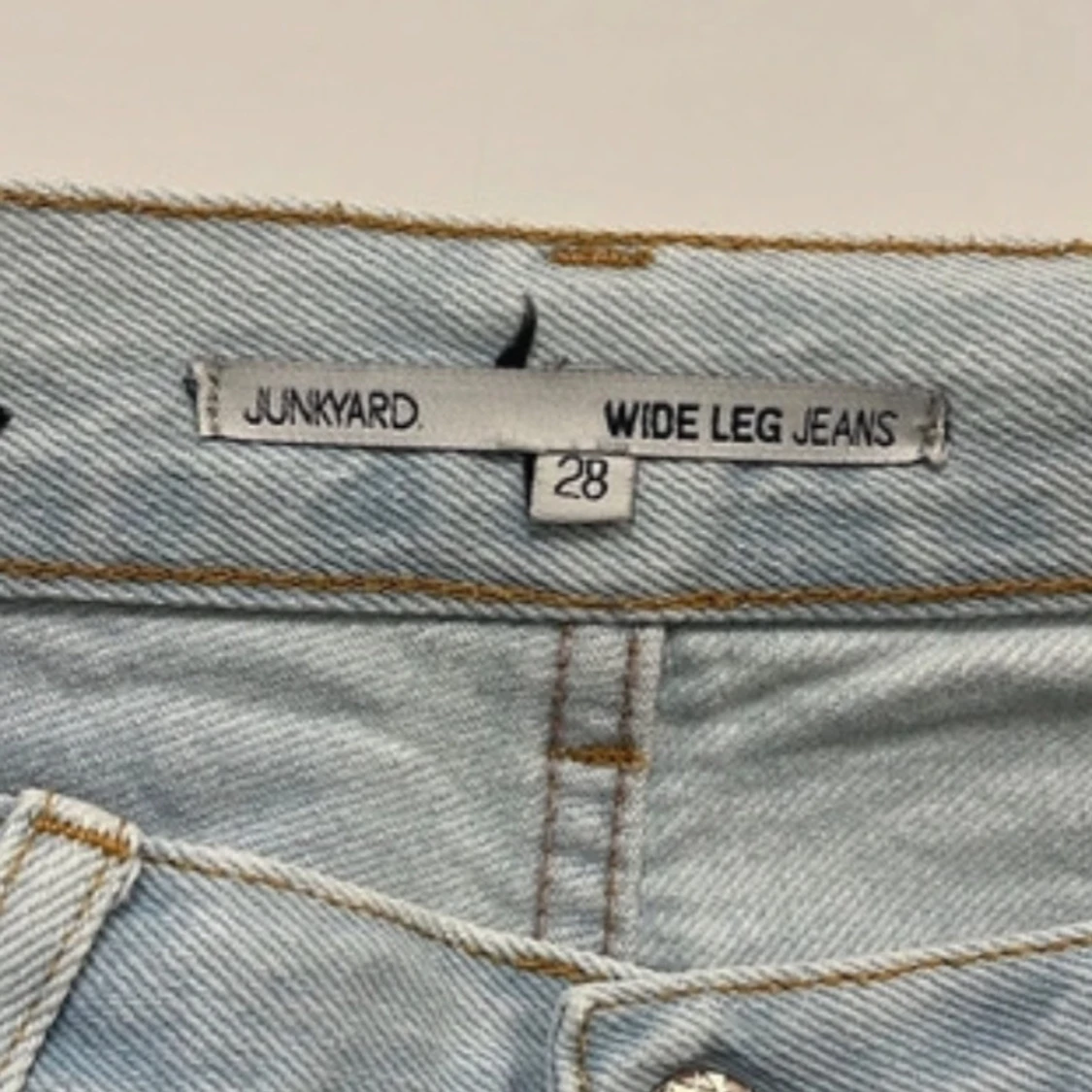 Ljusblå wide leg jeans från Junkyard - 3