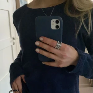 Marinblå stickad  - Säljer min fina mörkblåa stickad💗