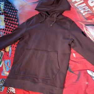  Stone Island hoodie - Säljer en brun hoodie från Stone Island med klassisk patch på ärmen och stor magficka framtill. Priset är hugget i sten, billigare vid smidig affär🙌