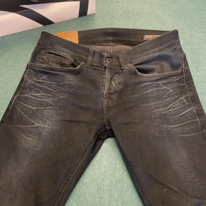 Dondup George - Säljer ett par dondup George från nk. Storlek 31 men passar 28/29