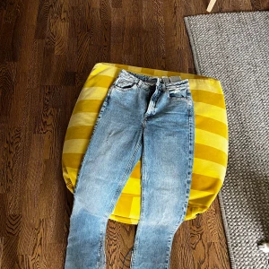 Ljusblåa jeans från ZARA - Utsvängda jeans. Använt två gång. Storlek 36. 