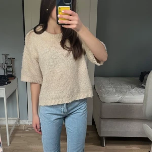 Ljusblå jeansbyxor - Säljer ett par ljusblå jeans i bra skick. De har hög midja och raka ben, bara använda två eller tre gånger. pris kan diskuteras!