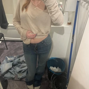 JEANS LINDEX - Jeans från lindex, storlek 38. Kan gå ner i pris. Nästan helt oanvända. Hör av er vid frågor💕