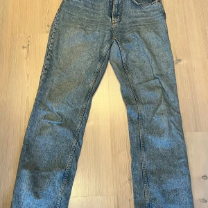 Blå raka Zara jeans  - Säljer ett par klassiska blå jeans med raka ben och normal milja. Jeansen är i storlek 36/ s. Bra skick pytte lite slitna i botten av jeansen