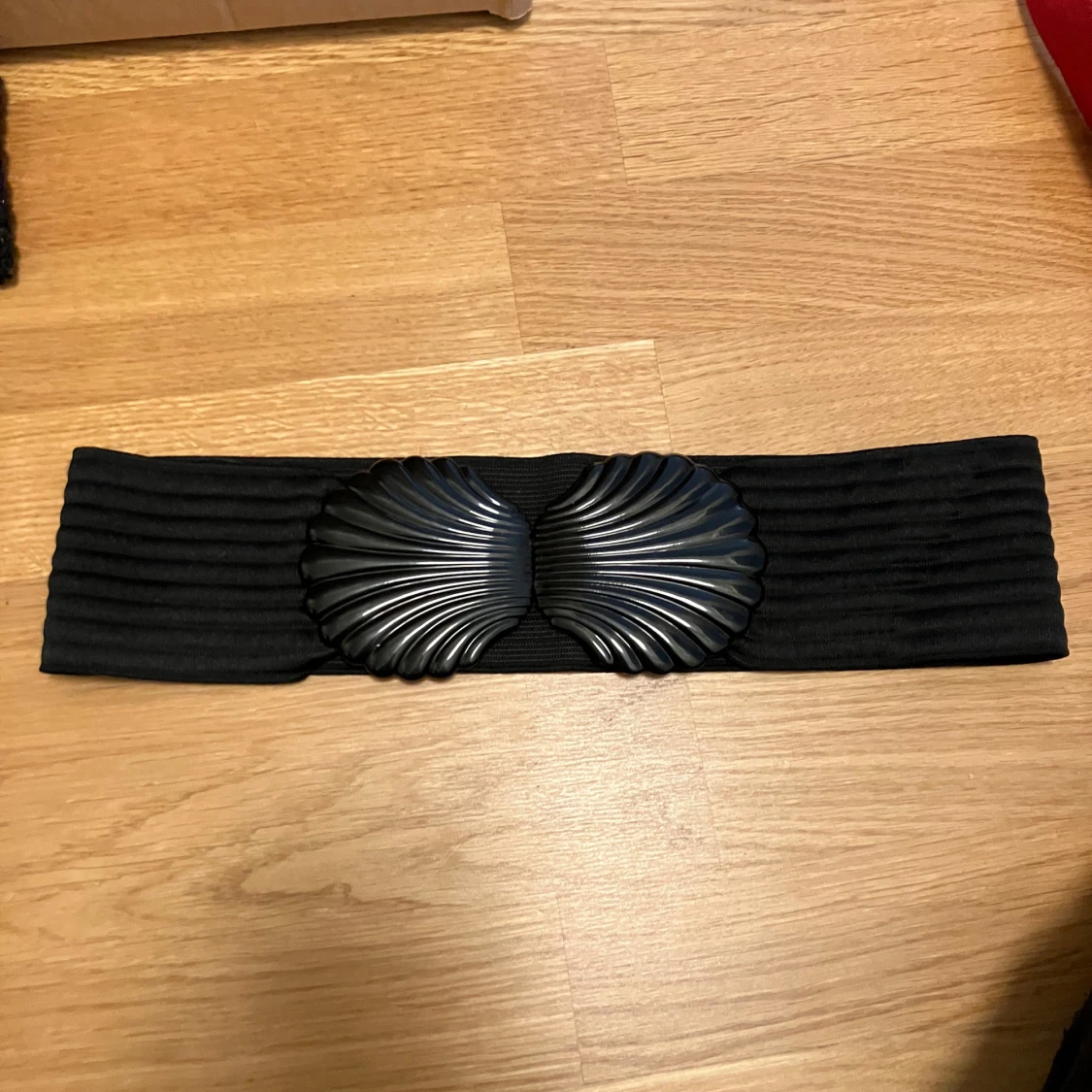 Svart brett midjebälte med snäckformade detaljer - 2