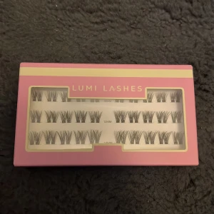 Lumi Lashes individuella lösögonfransar - Individuella lösögonfransar från Lumi Lashes i en rosa ask. Fransarna kommer i olika längder, 10 mm och 12 mm 14 mm ,perfekta för att bygga upp en naturlig eller dramatisk look. Passar dig som vill ha extra volym och längd på fransarna.