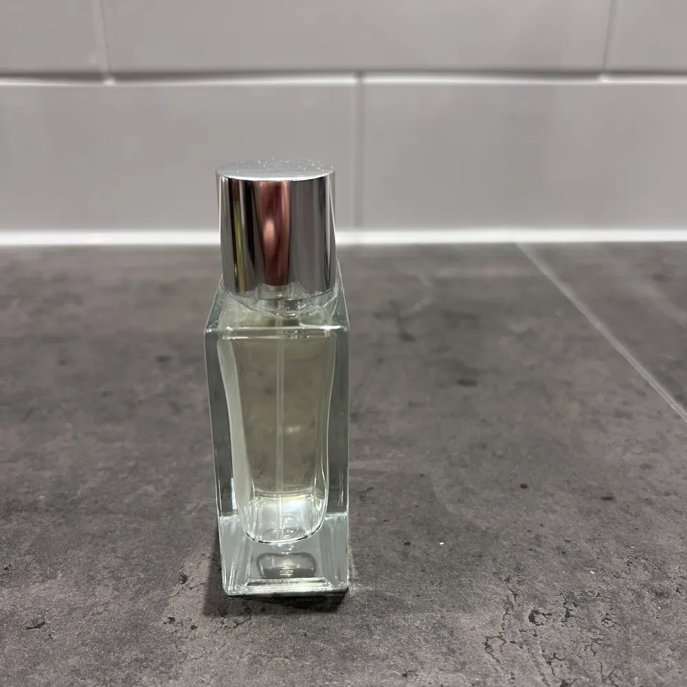 50ml, endast testad. Se bild för mängd kvar!. Perfume.