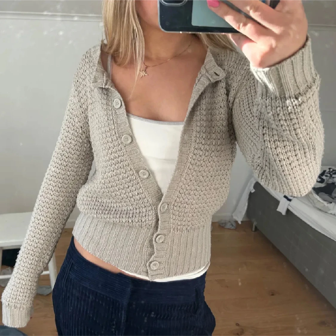 Beige stickad kofta med knappar - 1