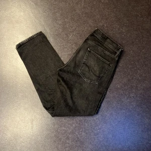 Jack and Jones Jeans - Säljer dessa Jack and Jones jeans i modellen Loose chris i storlek 33/34 men sitter typ som 30/32
