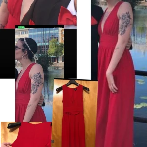 Röd balklänning + väska  - St S - nyskick- använd 1 gång- matchande väska i guld & röd 