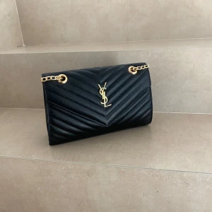 YSL Veske - Ble kjøpt brukt i 2020. Vesken er pent brukt og har stort sett kun vært brukt ved spesielle anledninger. Det er to små bruksmerker på baksiden, men ellers er den i veldig fin stand. Prisen kan diskuteres ved rask handel.  Selges fordi den ikke blir brukt like mye lenger. Send gjerne en melding ved spørsmål – førstemann til mølla! 