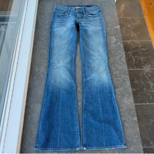 Lågmidajde jeans - Jättesnygga lågmidjade jeans💖💖💖 Midjemått ca 38cm tvärs över & innerbenslängd ca 86cm 🎀!lånade bilder från förra säljaren!