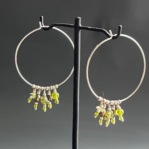 Självklart! Här är en längre, premiumklingande rubrik i Plickformat:Exklusiva hoops i äkta silver med peridoter & sötvattenspärlor från Perla Inköpspris 600 Skr  - Exklusiva örhängen i äkta sterling silver med vackra detaljer i peridot och sötvattenspärlor. Den eleganta hoop-designen kombinerar klassisk form med en lekfull och hantverksmässig känsla. Från det svenska märket PERLA – kända för sitt fokus på material och design.  Diameter: ca 3,5 cm Material: Sterling silver (925), peridoter, sötvattenspärlor Skick: Nya/oanvända Butikspris ca 600 kr  Prutning accepteras ej, men jag erbjuder gärna bundlerabatt.  Kika gärna på mina andra annonser – jag rensar!