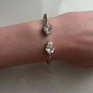 Caroline Svedbom armband - Säljer detta populära armbandet ifrån Caroline Svedbom😍Färgen har börjat försvinna på det men inget man tänker på speciellt mycket när man använder det tycker jag💕Säljer för 100kr (nypris 795)! 