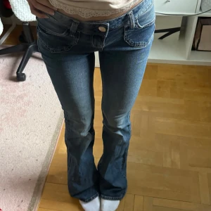 Lågmidjade bootcut jeans  - Jätte snygga lågmidjade blå bootcut jeans från H&M som är i nyskick. Är endast använda cirka 2 gånger men är tyvärr lite för stora för mig. Är 161cm och storleken är 34.