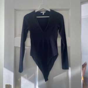 Säljer en jättesnygg svart långärmad body från H&M - Jättefin svart tajt body, är  i så bra skick då den bara är använd 1 gång och är så så skön/mjuk⭐️den är perfekt nu till våren/sommaren inför alla speciella tillställningar som tex studenten eller midsommar, har så bra material/kvalité, jättefin passform, enkel att styla, kan ha både till vardagen eller till finare tillställningar och är ifrån H&M i storlek xs🌸(Den är jättefin till ett par jeans tex)skriv om funderingar, lämna gärna omdöme om köpt och priset kan diskuteras😊