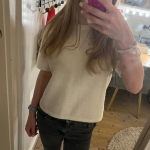 Stickad tshirt - Söt vit/beige stickad tshirt från Gina Tricot. Kontakta mig om frågor 💗