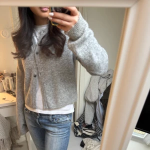 Stickad kofta - Såå gosig kofta från en av lindex gamla kollektioner!! Den har varit väldigt älskad men fortfarande väldigt fin över ett linne eller T-shirt, helt enkelt bara ett måste att ha i sin garderob!!😍😅💕