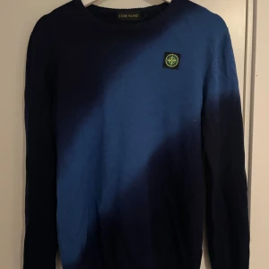 Blå tröja från Stone Island - Säljer en blå långärmad tröja från Stone Island 