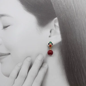 Nya örhängen i 925 silver med röd jade, emalj och 18K guldplätering – elegant stil - Helt nya örhängen i klassisk kinesisk stil – tillverkade i äkta 925 sterlingsilver och pläterade med 18 karat guld. Dekorerade med djup röd jade och färgstark emalj i form av det traditionella Ruyi-molnet, en symbol för harmoni, lycka och uppfyllda önskningar inom kinesisk kultur. Röd jade sägs stärka livskraft, passion och ge skydd.  Örhängena är märkta “925” som garanti för äkta silver. 