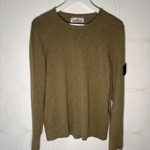 Stone Island tröja - Säljer en tunn, olivgrön tröja från Stone Island i storlek M. Skön och lätt i materialet, perfekt till vår och sommar. I mycket fint skick och endast sparsamt använd. En enkel men stilren modell som funkar till det mesta.  Hör av dig vid intresse! 🙌