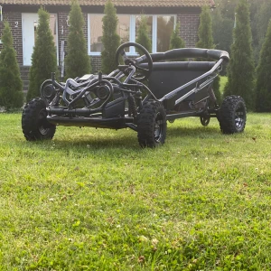 Svart terräng-gokart med 6.5 HP motor - Säljer en svart terräng-gokart med robust ram och stora däck för offroad-körning. Utrustad med en bensinmotor på 6.5 hästkrafter. Gokarten har sportig design, låg tyngdpunkt och plats för en förare. Perfekt för dig som gillar fart och utmaningar utomhus. Brukar låta jätte mycket när man startar men när man gasar slutar det! Funkar bra!!! Hemma bygge!!! Skickas ej😅 !!! 