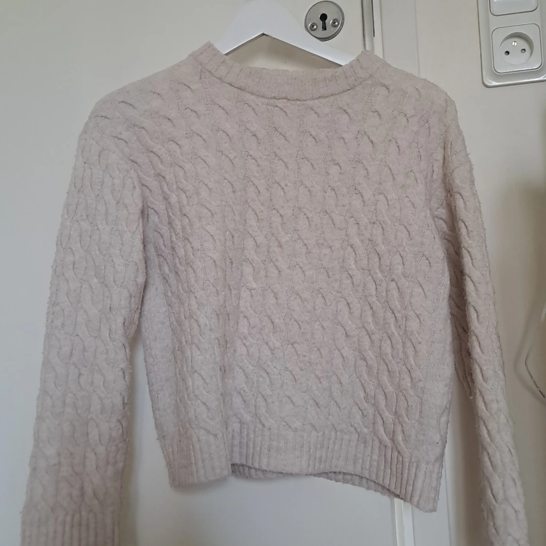 Beige kabelstickad tröja från H&M