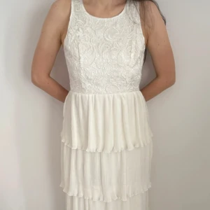 Klänning  - Vit klänning med prislapp kvar i storlek S
