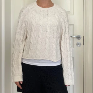 Vit kabelstickad tröja Pull&Bear - Säljer en vit kabelstickad tröja från Pull&Bear i storlek M. Tröjan har rund halsringning, långärmade ärmar och en loose fit. Perfekt för lager-på-lager och chill höst- eller vinterstil. Materialet är mjukt och stickat, vilket gör den extra cozy. Skriv om du undrar något, kolla min profil innan du trycker på köp nu💗💗