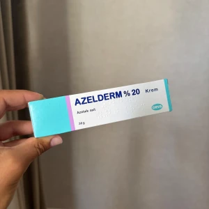 Azelderm 20% kräm mot acne och pigmentering - Azelderm 20% kräm med azelainsyra, perfekt för dig som vill minska acne, rodnad och hyperpigmentering. Finns inte i Sverige. Oöppnad 