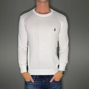 Ralph lauren tröja - Hej säljer nu min fina Ralph lauren skjorta i storlek M. Den är i nyskick och kommer vara otroligt snygg på sommaren. Nypris cirka 2400kr! Vi kommer att sälja liknande produkter nu i sommar så glöm inte följa profilen!🌊🍾