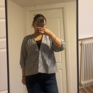 Sommrig blus - Blus från HM, jätte fin och i väldigt bra skick, inga skador. De är bara inget för mig längre
