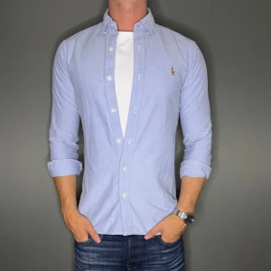 Ralph lauren skjorta - Hej säljer nu min fina Ralph lauren skjorta i storlek S. Den är i nyskick och kommer vara otroligt snygg på sommaren. Nypris cirka 1600kr! Vi kommer att sälja liknande produkter nu i sommar så glöm inte följa profilen!🌊🍾