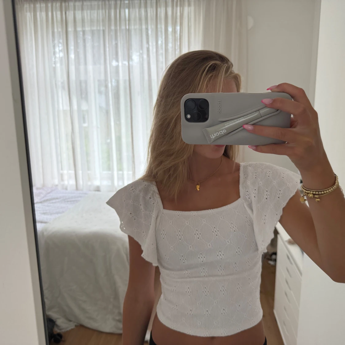 Vit blus med volangärm från Kappahl