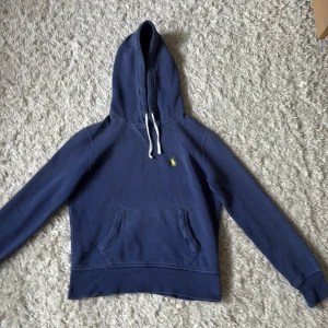 Polo tjocktröja  - Tja,säljer denna polo tröja till ett skönt pris, inga defekter eller liknande, den är i xs och skulle därför passa dig som e 165-172 ungefär|vid fråga hör av dig bara 😀|pris kan absolut diskuteras 