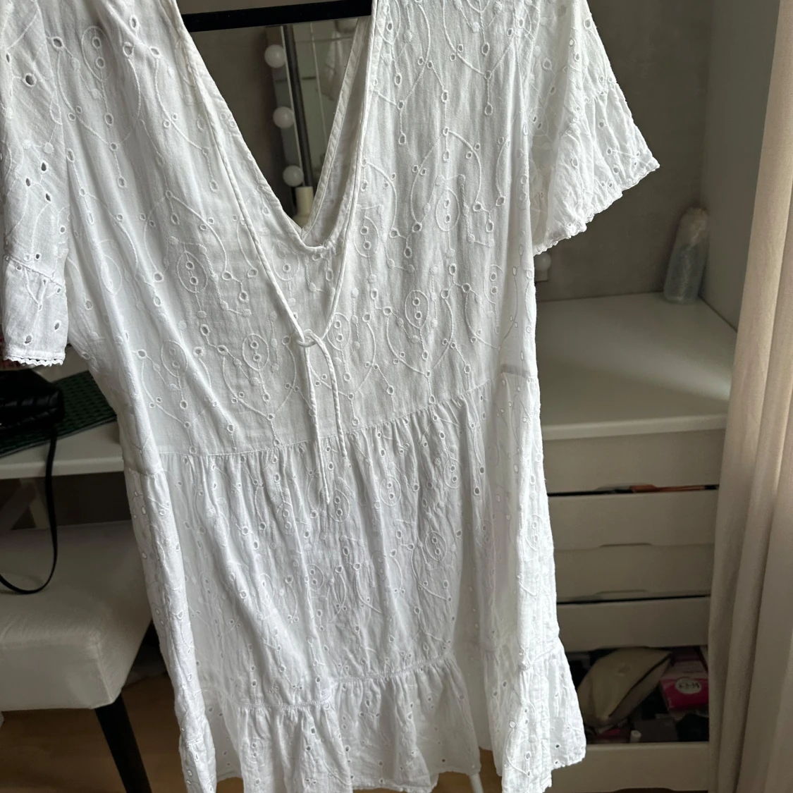 Vit klänning med broderie  - 1