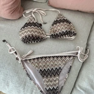 Missoni bikini - Missoni inspirerad bikini, storlek L men den är justerbar så den passar alla storlekar! (Är själv storlek S) 