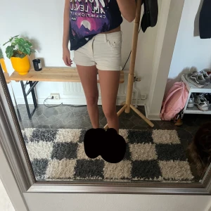 Vita jeansshorts med fickor - Vita jeans shorts som är använda 1 gång, går att vika ner de men jag gillar att vika upp de. De sitter lite under midjan. De är i str 160 men har annars xs