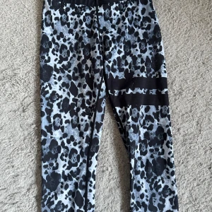 Träningstights från Stronger - Jätte snygga tränings tights från stronger! Finns inte att köpa på hemsidan längre, jag köpte dem för 800 nypris, dem är sparsamt använda men finns inga märken eller någonting. Sitter jätte skönt. Passar inte priset jag satt så kom med bud💘