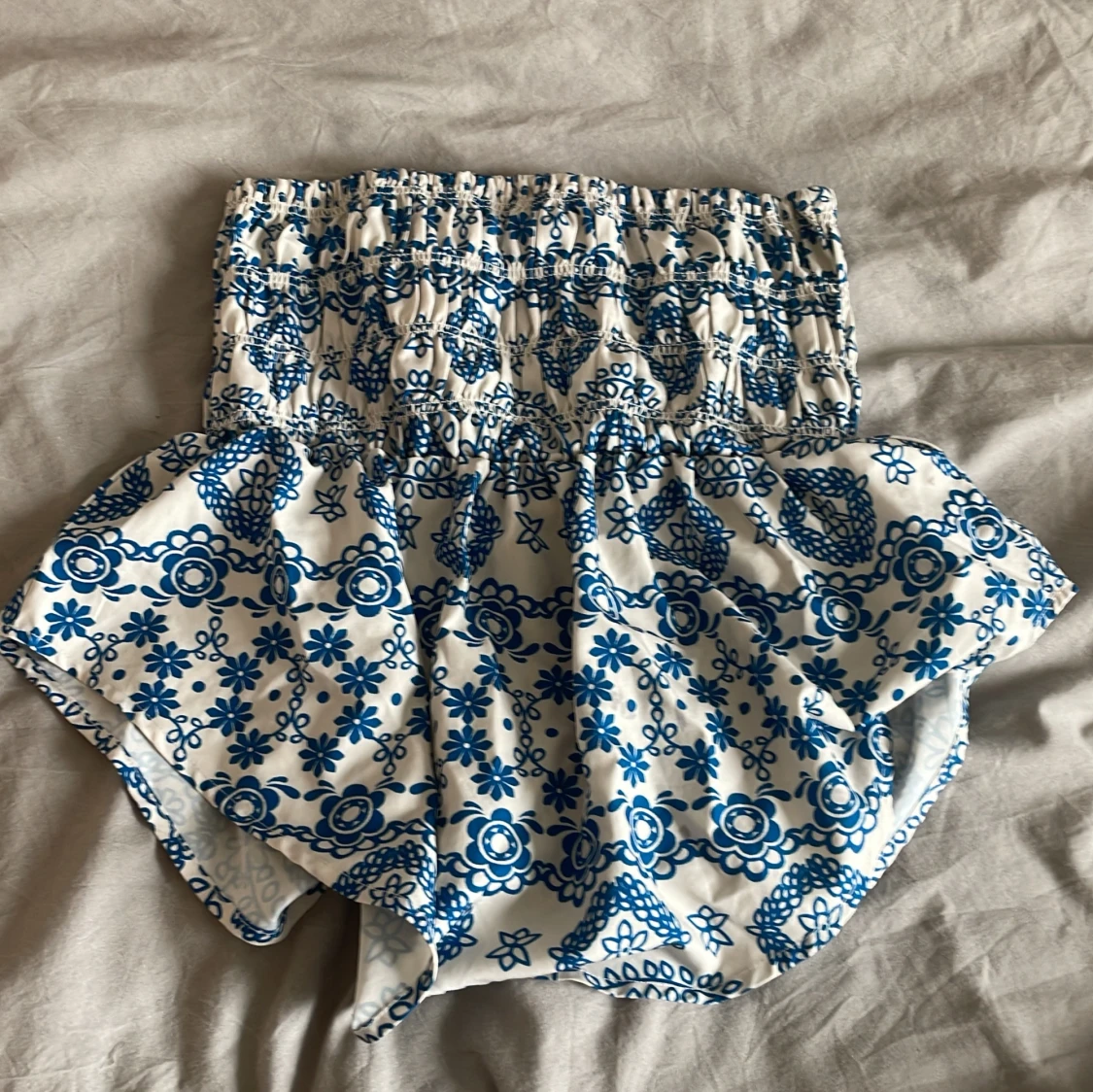 Vit topp med blå detaljer - 2