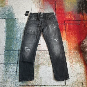 Svarta tapered jeans Jack & Jones - Feta jack and jones jeans med snygg fade och slitningar 29/30