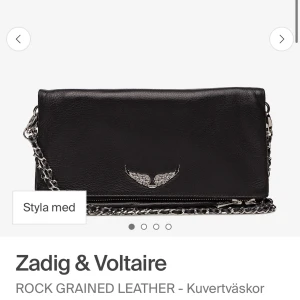 Svart kuvertväska Zadig & Voltaire - Snygg svart kuvertväska från Zadig & Voltaire i grained skinn med silverfärgad kedja. Kom privat för bilder på den ( den är i nyskick) 💕💕