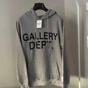 Gallery dept hoodie - Säljer denna hoodie ifrån gallery dept i storlek small. Nyskick med tagen kvar. Hör gärna av dig om du har några funderingar 
