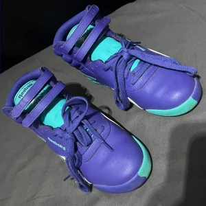 Snygga Reebok Sneakers - Säljer mina unika Reebok sneakers i en härlig lila och turkos färgkombination. De är använda max 3 gånger och ser nästan nya ut. Riktigt sköna och med cool design som sticker ut både till vardags och träning. Perfekt för dig som vill ha ett par bekväma och stilrena skor till ett bra pris, oavsett om det är på gymmet, en promenad i stan eller bara som en cool detalj till din outfit.