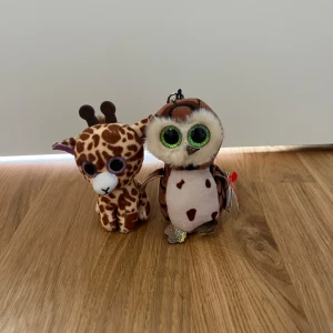 Gosedjur  - Supersöt giraff och uggla. Ugglan har en metallklämma för att fästa på väskan eller nyckelknippan. 10 kr styck eller båda för 15 📩 Skicka gärna ett meddelande vid frågor eller om du vill ha flera bilder! 🌸😊 📦 Jag skickar snabbt och packar alltid med omsorg!